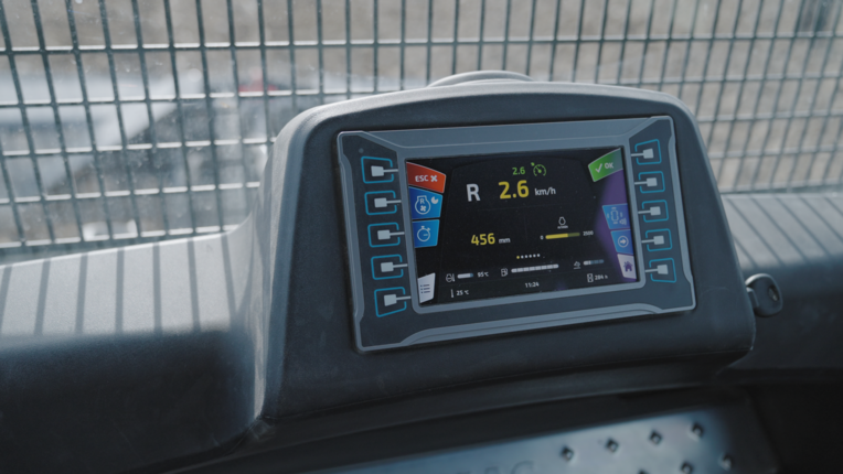 The display shows all machine data at a glance.