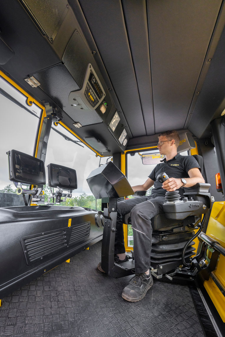 Relaxed sitting, safe working.